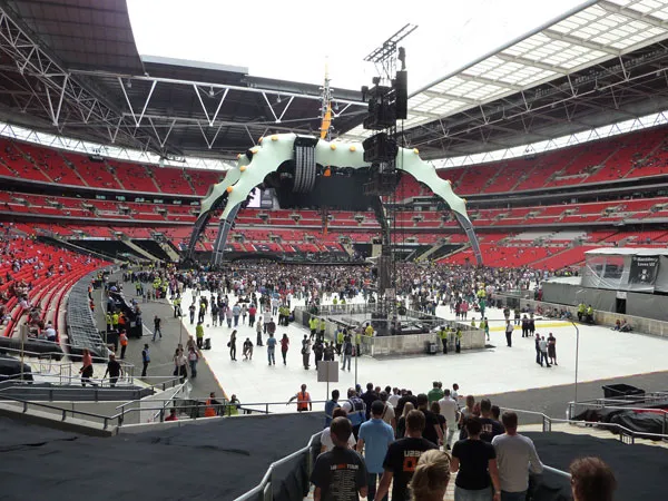 Wembley 09 - U2 - Terratrak and Terraflor